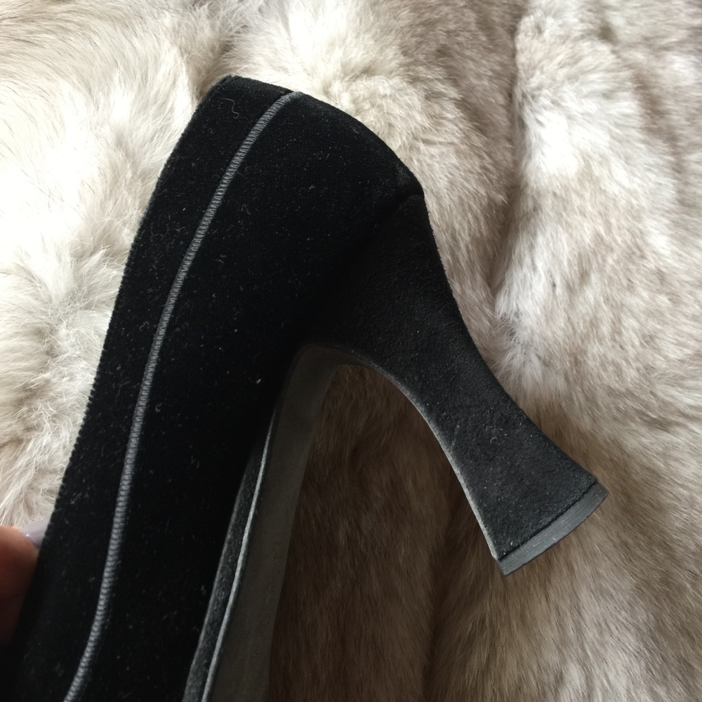 Donna Karan Black Velvet Heels Size 9 1/2 - Picture 6 of 7